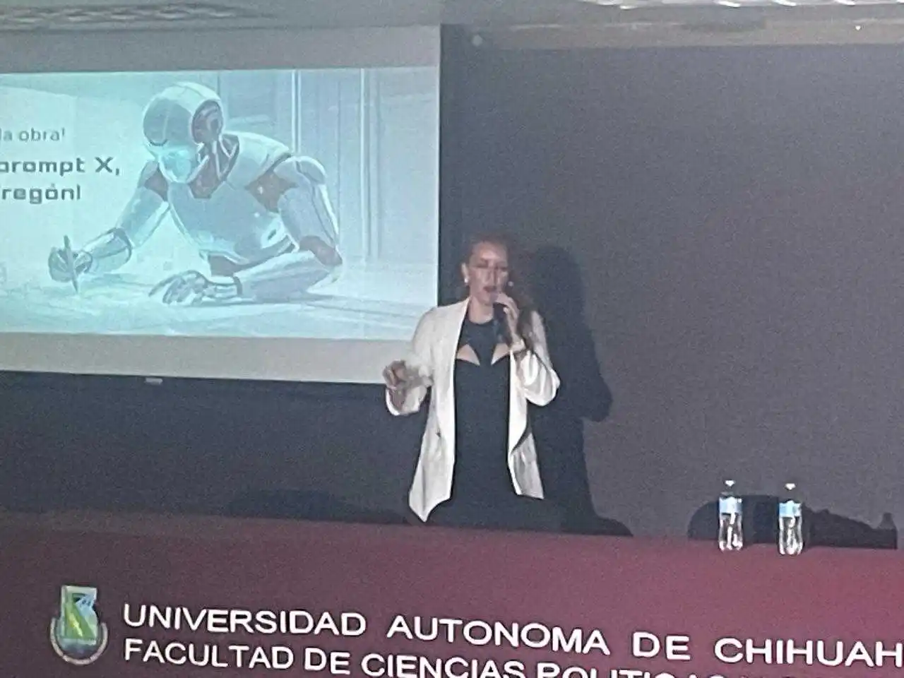 Areli Olivas arraza en la UACH con su conferencia “Cómo hablar con un robot y que te entienda”