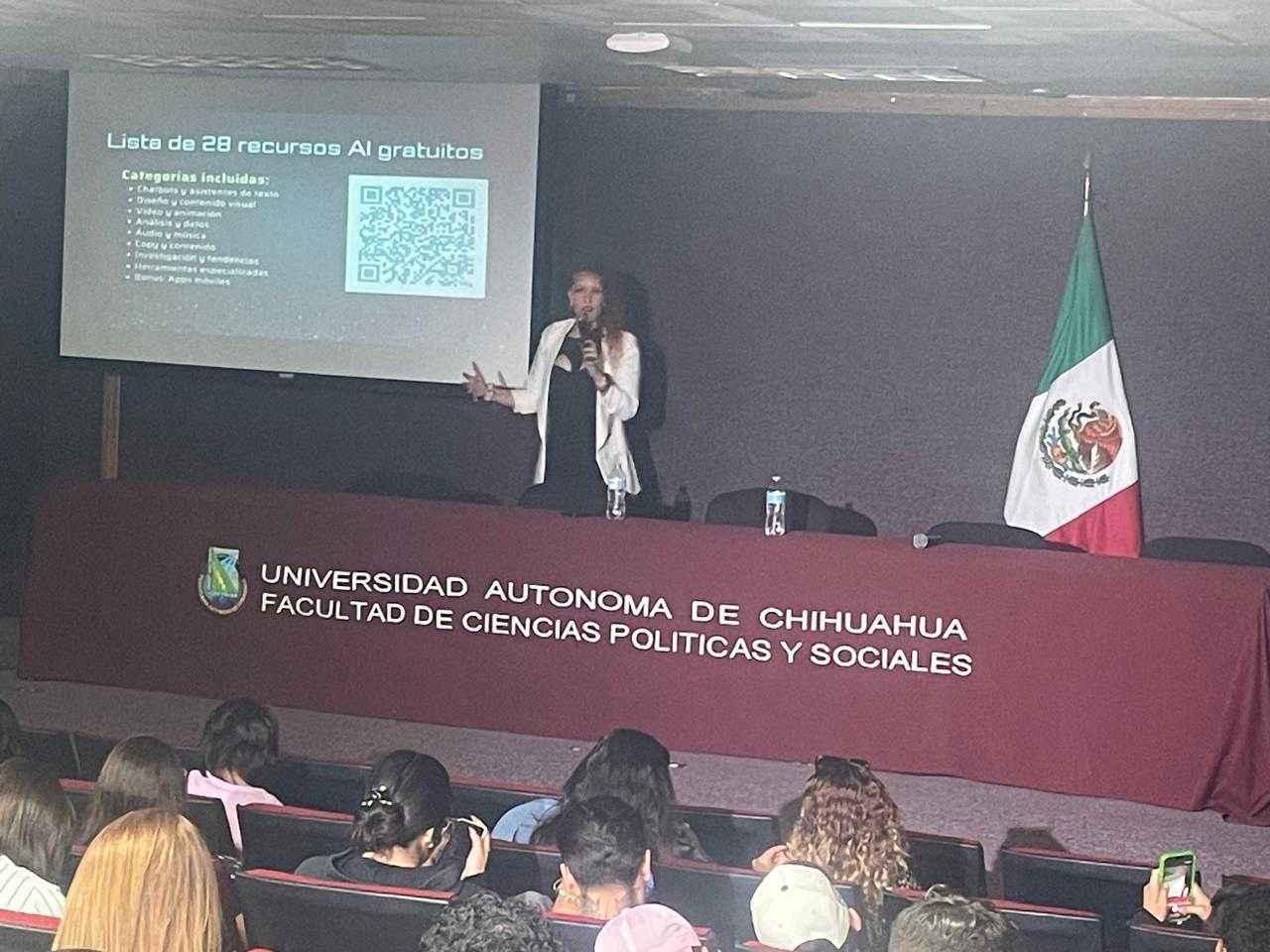 Areli Olivas arraza en la UACH con su conferencia “Cómo hablar con un robot y que te entienda”