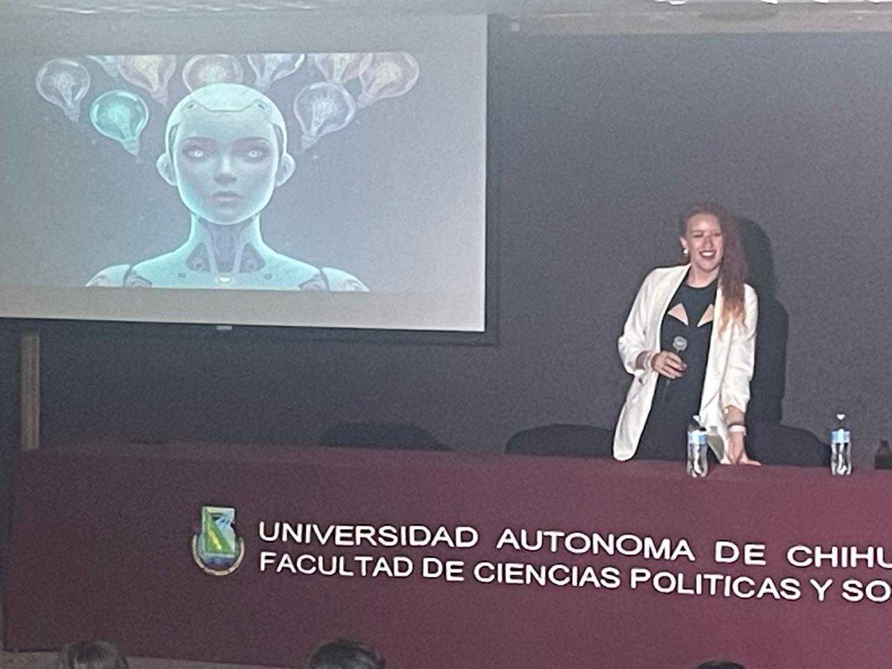 Areli Olivas arraza en la UACH con su conferencia “Cómo hablar con un robot y que te entienda”